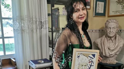 La escritora Loli Beloso, con un cuadro de Mimina, en su casa de Valadia, en Tomeza