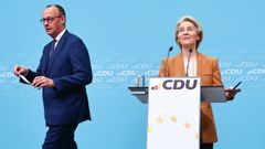 Ursula von der Leyen, en la rueda de prensa en la que anuncio su candidatura, acompañada del presidente de la CDU, Friedrich Merz.