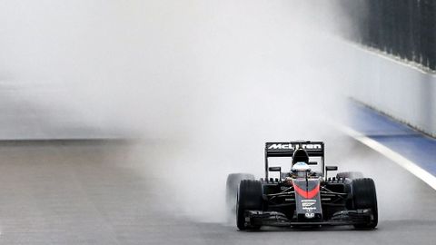 El piloto espaol de Frmula Uno Fernando Alonso, del a escudera McLaren Honda, participa en la primera sesin de entrenamientos libres en el circuito de Sochi (Rusia).