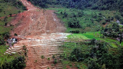 Vista area de la aldea de Sirnaresmi despus de ser golpeada por deslizamientos de tierra en el distrito de Cisolok, en Sukabumi.