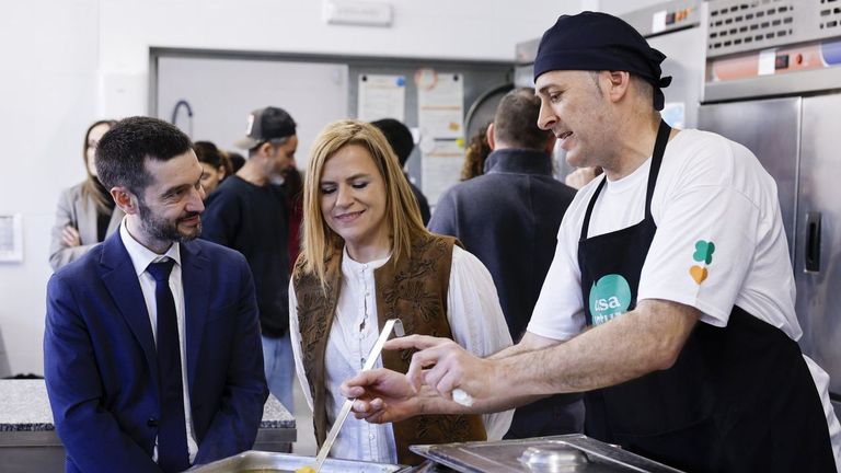 El ministro de Derechos Sociales y la delegada del Gobierno en Valencia en el colegio Benimàmet