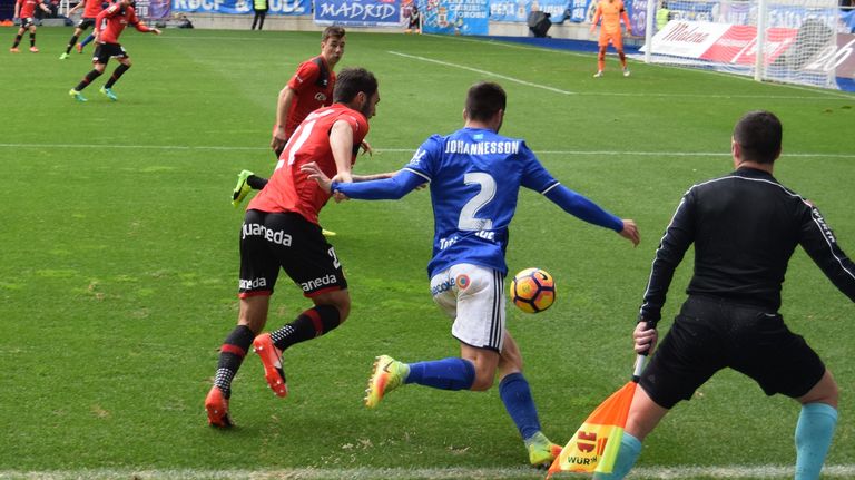 Diegui a punto de centrar un balón frente al Mallorca