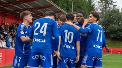 Los jugadores del juvenil A del Real Oviedo celebran uno de los goles en el derbi