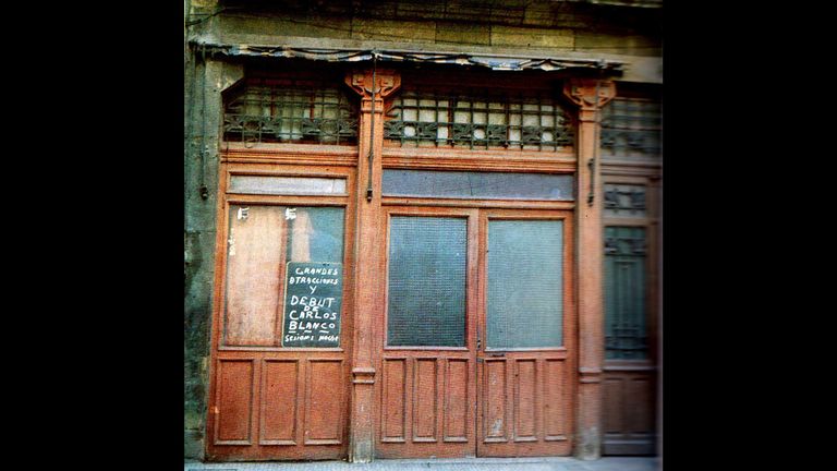 Puerta del peculiar cabaret El Suizo, que en sus últimos días estuvo en la plaza de Riego y que cerró en el año 1976 para dejar paso a una pizzería