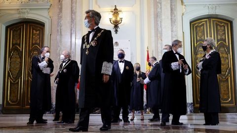 El presidente del Tribunal Supremo y del Consejo General del Poder Judicial, Carlos LesmeS, junto con otros miembros de la judicatura durante la celebración este lunes del acto de apertura del Año Judicial en el Tribunal Supremo en Madrid