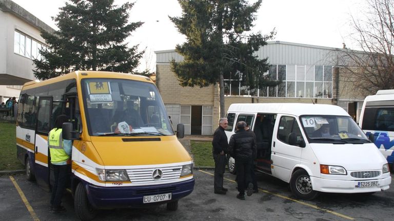 Autobuses de transporte escolar ante el colegio Eloísa Rivadulla de Chantada, en una imagen de archivo