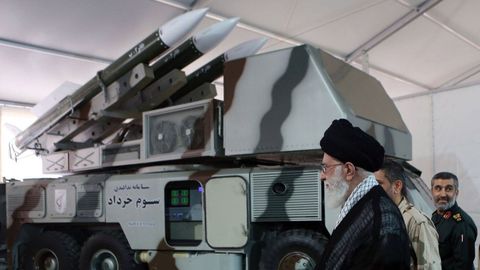 Al Jamenei, lder supremo iran, en una batera de mililes Khordad-3
