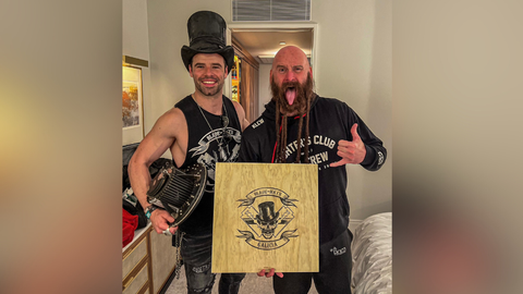 Souto (izquierda) con Chris Kael, de Five Finger Death Punch, con el logo de la marca Blade Hats