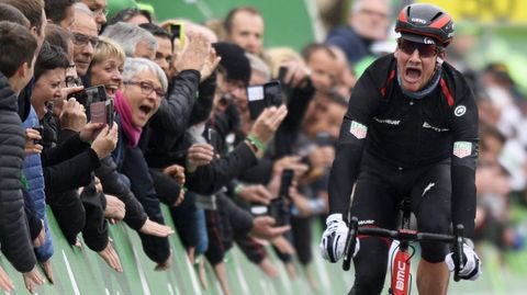  El ciclista suizo Stefan Kueng del BMC Racing celebra su victoria en la segunda etapa del 71 Tour de Romandía en Campéry (Suiza) 
