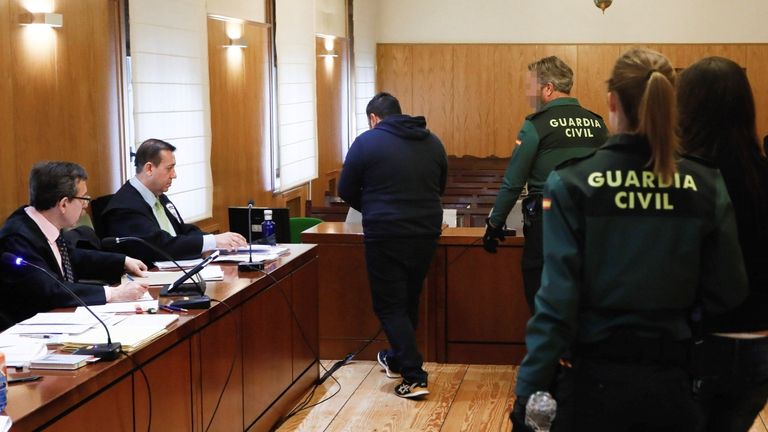 La madre de la menor y su pareja, acusados de la muerte de Sara, entran en la sala donde se juzga el crimen, en Valladolid