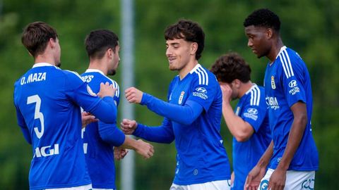 Santi Migu�lez celebra uno de sus goles al Lenense junto a Maza y Sidi