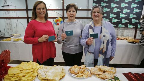 En el centro, la ganadora del concurso, Mara del Carmen Lpez Ruiz, nacida en Sada y residente en A Pasaxe, acompaada de la segunda clasificada, Manuela Patio, de Porto do Son (a la derecha), y la tercera, Mara Luisa Pombo, de Uxes (a la izquierda)
