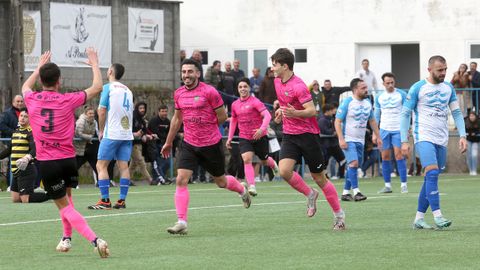 El Boiro celebra el primer gol en el derbi ante el Cidade de Ribeira, obra de Saro.