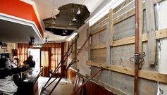 Ayer comenzaron las obras de reparacin de los daos en los edificios afectados por la explosin, como en esta cafetera. 