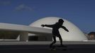 Jóvenes practican sobre patines en la explanada del Centro Niemeyer de Avilés