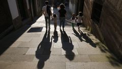 Una familia paseando por el centro histrico de Santiago