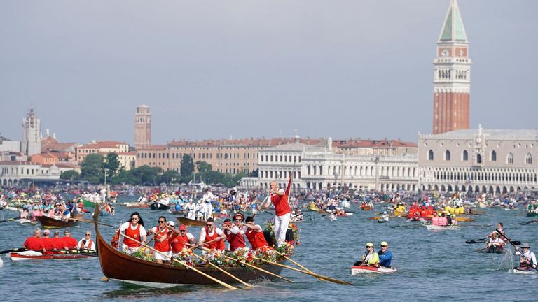 Góndolas de Venecia recorren uno de los canales, con la Basílica de San Marcos al fondo