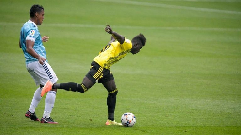 Obeng trata de llevarse un balón ante Renato Tapia durante el amistoso ante el Celta