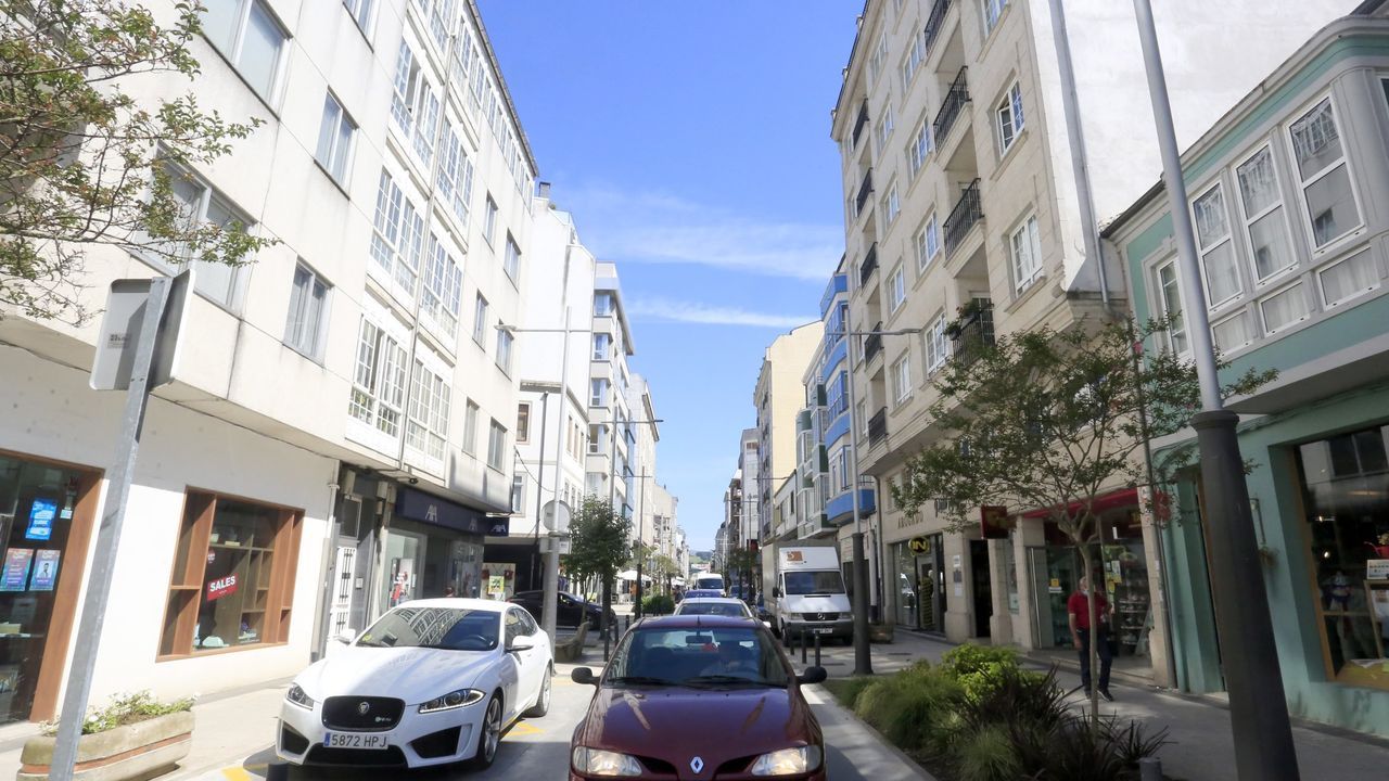 Una pelea en Sarria durante San Juan obliga a parar la actuacin de La Panorama.Calle Calvo Sotelo, donde se ubica la tienda de la mujer que denunci