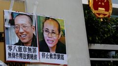 Un cartel del Nobel chino Liu Xiaobo y su esposa, Liu Xia