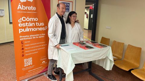 El neumólogo Adolfo Baloira y la enfermera Sandra Merlos, este miércoles, en el servicio de neumología del Hospital Montecelo de Pontevedra