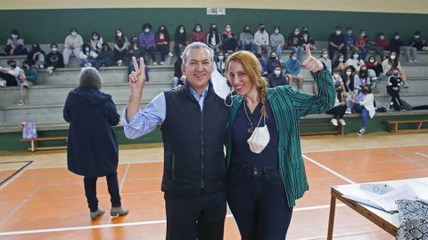 Manuel Varela y Emma Placer, miembros de la Asociación Galega de Sexoloxía, en el pabellón del IES A Xunqueira I, donde hablaron de sexo con los alumnos