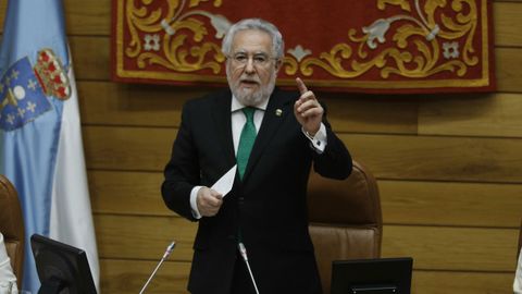 El presidente del Parlamento, Miguel Santalices, pronunciando unas palabras tras la jura/promesa de cargos