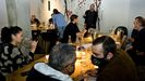 Gente con y sin mascarilla durante una cata en el restaurante Bido