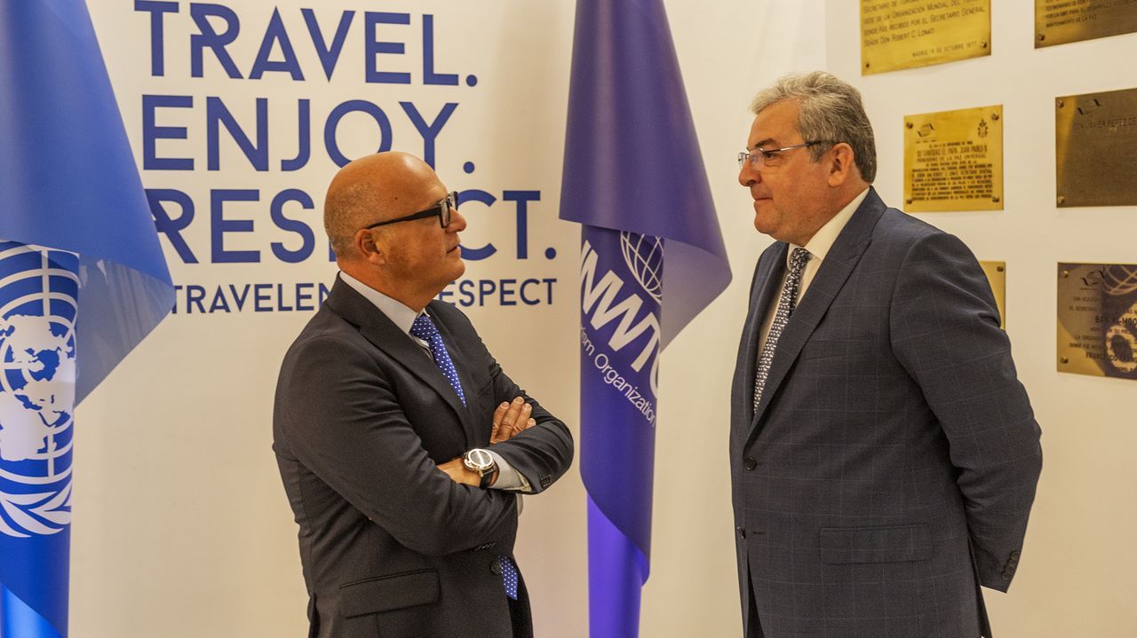 Turistas bajo la lluvia en Pontevedra.Manuel Baltar con el directivo de la Organizacin Mundial del Turismo Ion Vilcu, en una de las reuniones preparatorias del Congreso Internacional de Turismo Termal