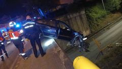 En la imagen, el Opel Astra que qued colgando del puente de Joane tras impactar contra la barandilla; el trozo contra el que impact cay sobre la calzada de la AP-9