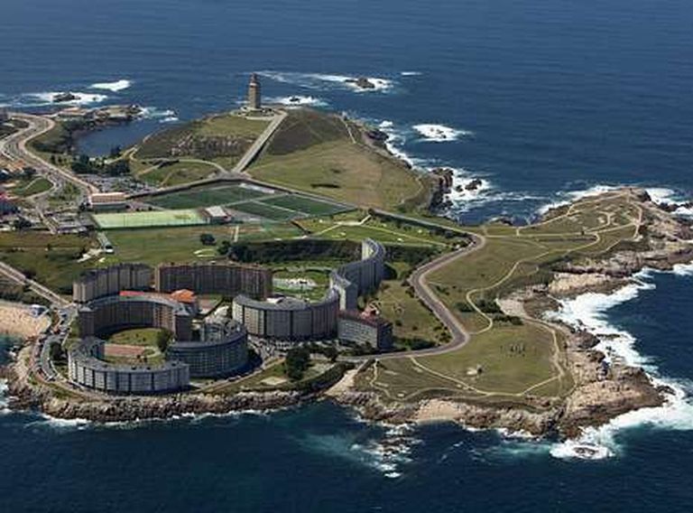 La torre de Hércules, los campos deportivos y la urbanización de Adormideras.