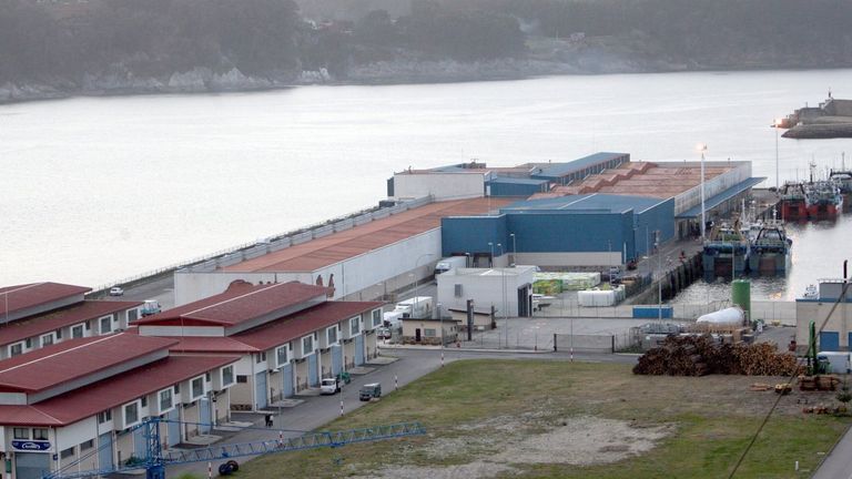 A partir de las naves de armadores de la izquierda comienzan las instalaciones de la empresa Puerto de Celeiro (imagen de archivo)