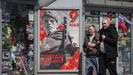 El cartel de un soldado sovitico anuncia los actos del Da de la Victoria en Mosc.