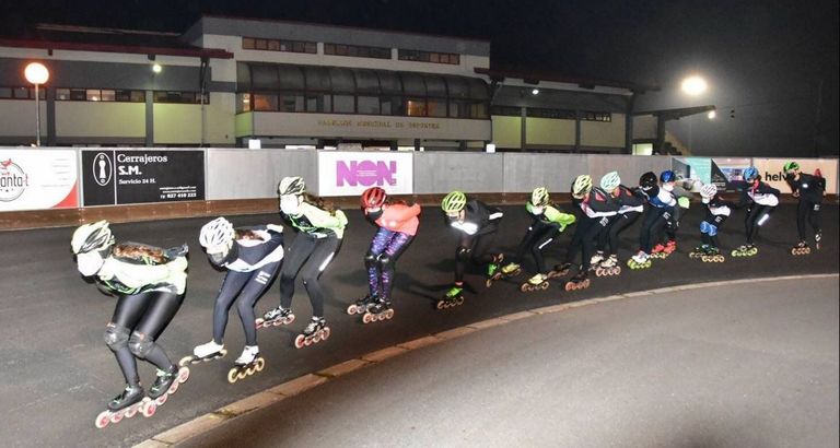 Entrenamiento de miembros del Sada Patín este viernes en la polémica pista. Los deportistas se ven obligados a frenar en la curva próxima al pabellón