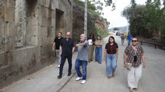 Representantes de la Diputaci�n junto al alcalde de Ares en la visita al resultado de las obras del�vial entre el Castillo de La Palma y las bater�as militares de costa.