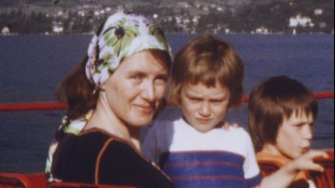 Annie Ernaux, con sus hijos en el documental