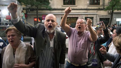 Simpatizantes de Pedro Snchez celebran los resultados ante la sede de Ferraz