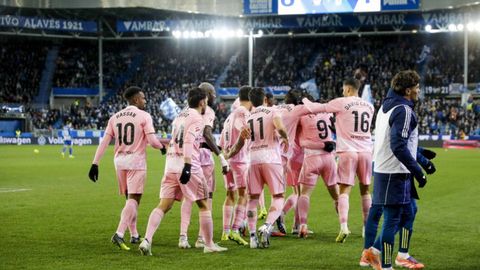Los jugadores del Real Oviedo celebran el 1-1 ante el Alav�s