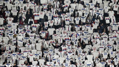 Seguidores del Lyon muestran la camisetas de su equipo (Francia).