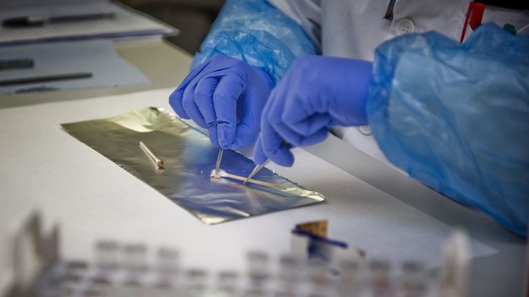Denuncia a una clínica de ADN que lo convirtió en padre cuando no lo era
