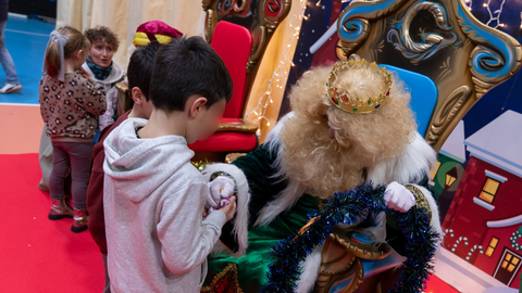 Los Reyes Magos recibieron a los ni�os de San Sadurni�o durante la fiesta de bienvenida celebrada ayer domingo.