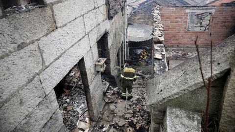 Casas quemadas en Muimenta (Carballeda de Avia) a causa del incendio forestal 