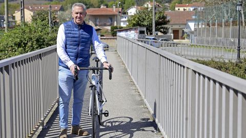 Blanco Villar, fotografado nunha ponte en Padrón, onde dirixe un equipo de ciclismo