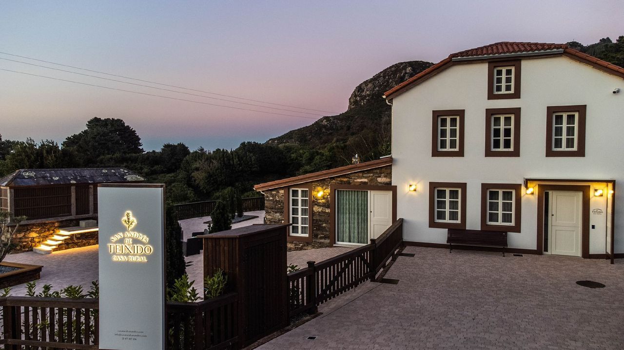 Ambiente en Ferrol por la celebracin de Hispacn y Parrochio.Exterior de la casa rural San Andrs de Teixido, con una amplia terraza con hrreo y vistas al mar