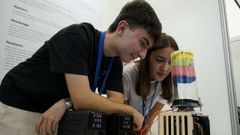 Dos estudiantes enseñan su proyecto en Galiciencia.