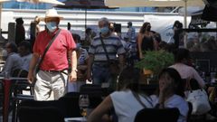 Muchos ciudadanos siguen usando la mascarilla en exterior como en el caso de esta imagen tomada en Vilagarca
