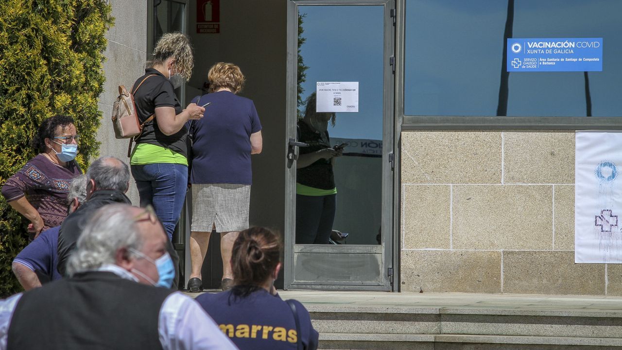 Los trabajadores del sector de la hostelería de A Pobra acudieron el miércoles a realizar un cribado al hospital
