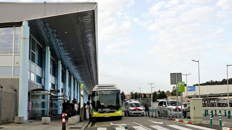 Pelea a puñetazos y mordiscos entre un taxista y un conductor de Uber en el aparcamiento del aeropuerto de Vigo