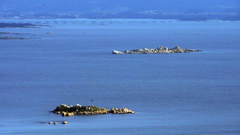 La isla de Rúa, al fondo de la imagen.
