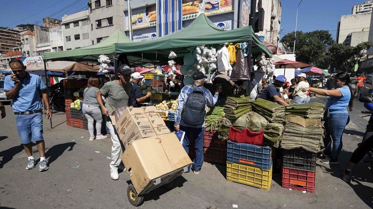 Las compras navideñas en Venezuela le ganan el pulso al temor por la invasión de Estados Unidos